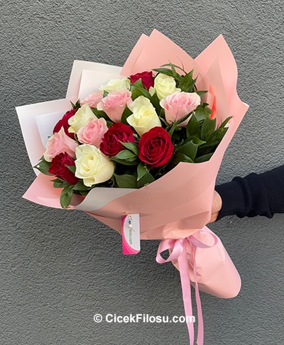 15 Renkli Gül Buketi