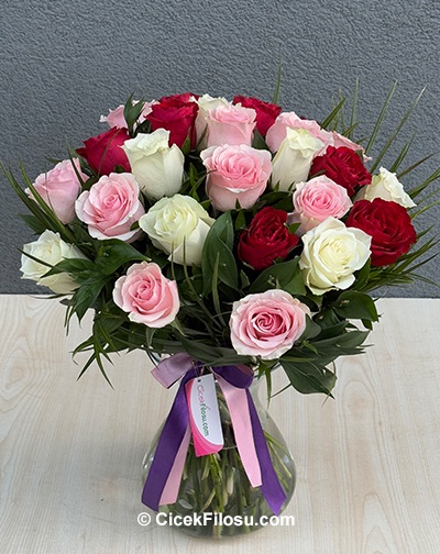 Cam Vazoda 25 Renkli Gül