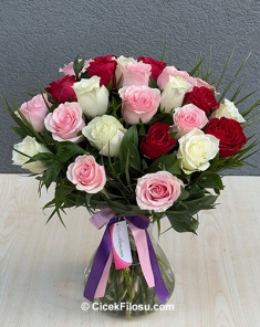 Cam Vazoda 25 Renkli Gül